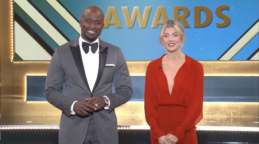 Akbar Gbajabiamila et Amanda Kloots animent les Family Film and TV Awards sur CBS