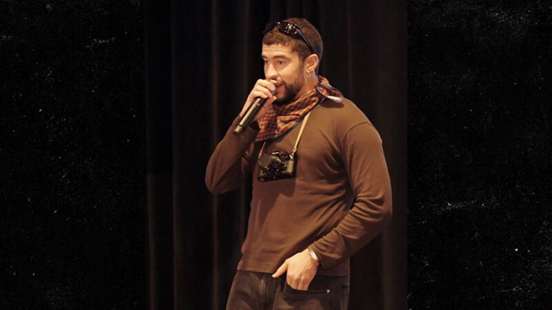 Bad Bunny surprend une classe universitaire et aide un fan à le traduire