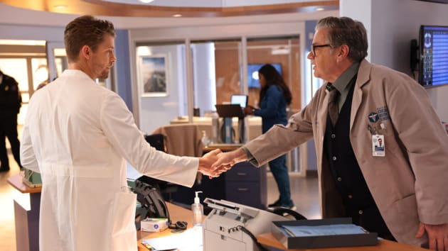 Chicago Med Saison 9 Episode 1 Critique : Pagayer sur une mer agitée