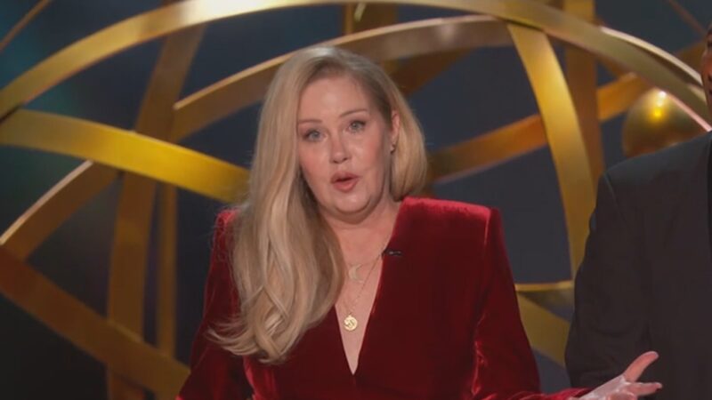Christina Applegate applaudit aux Emmy Awards et plaisante sur la sclérose en plaques