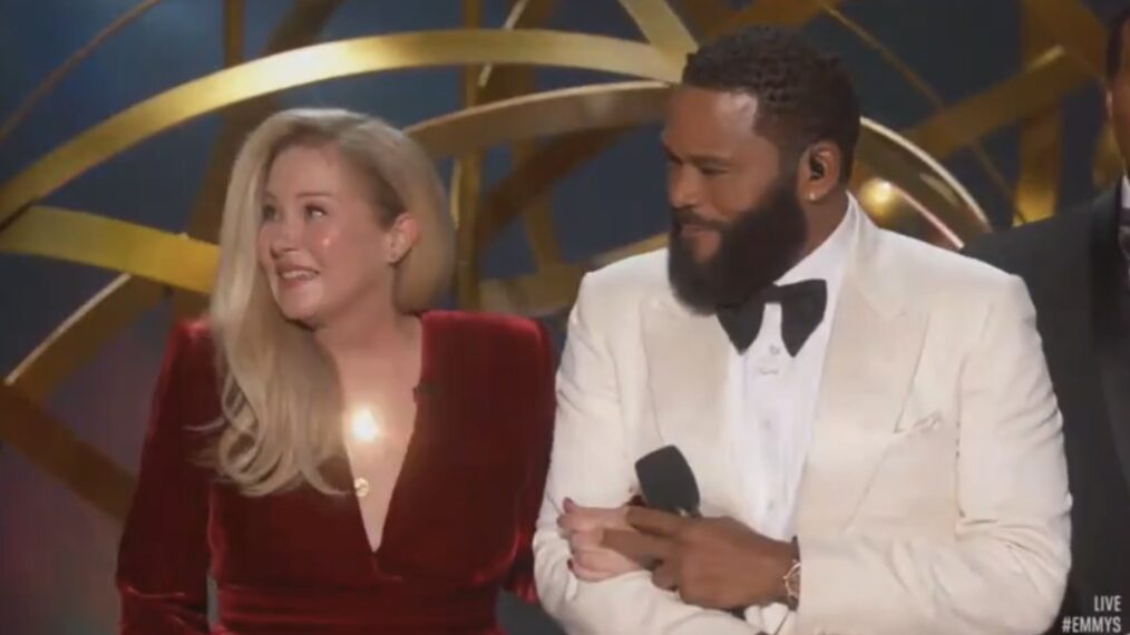 Christina Applegate émue aux larmes par une ovation debout aux Emmy Awards (VIDÉO)