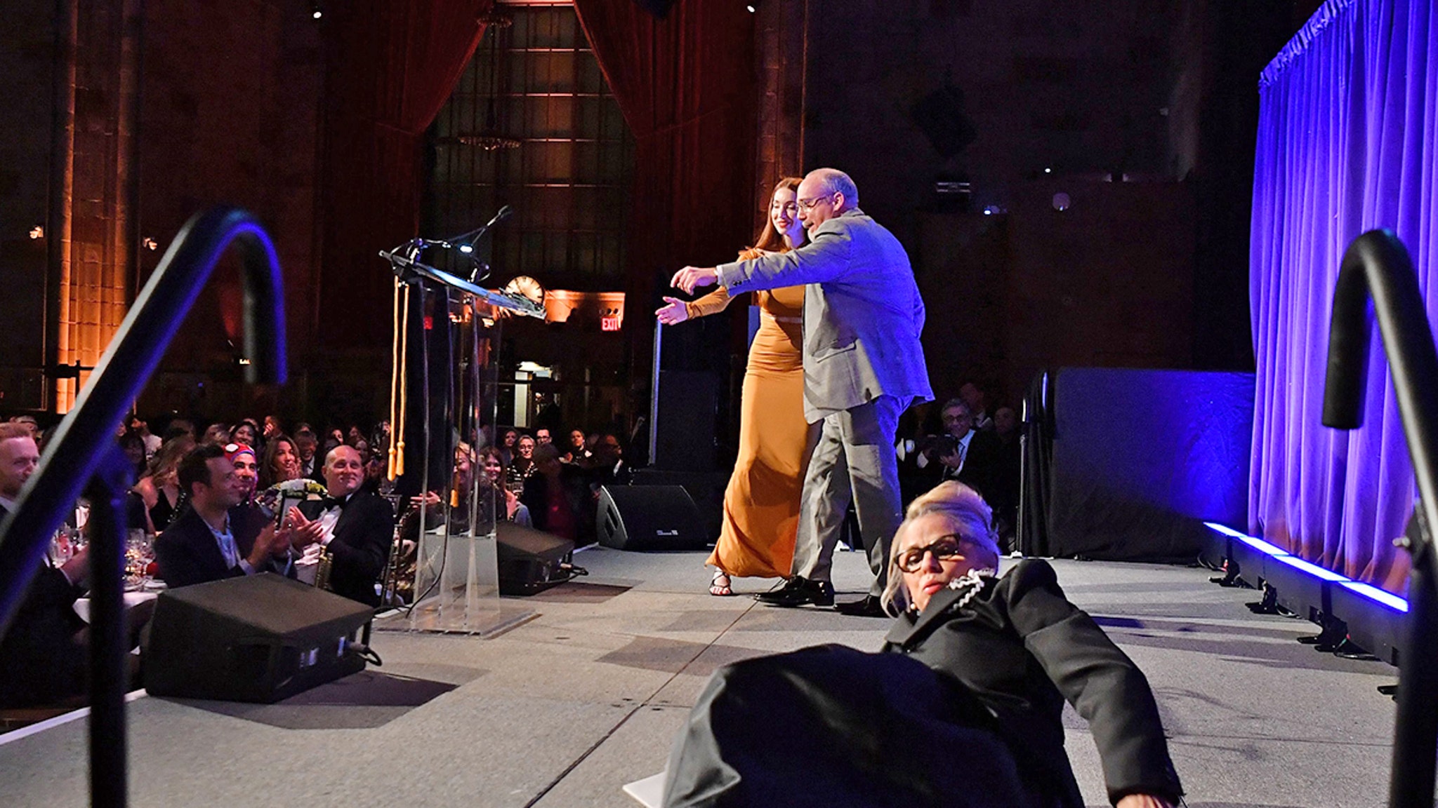 Chute d’Amy Sedaris lors de la National Board of Review Awards Gala