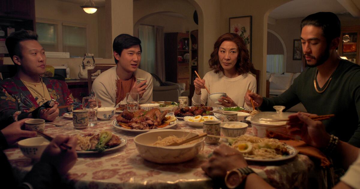 Critique : Michelle Yeoh brille dans ‘The Brothers Sun’ sur Netflix