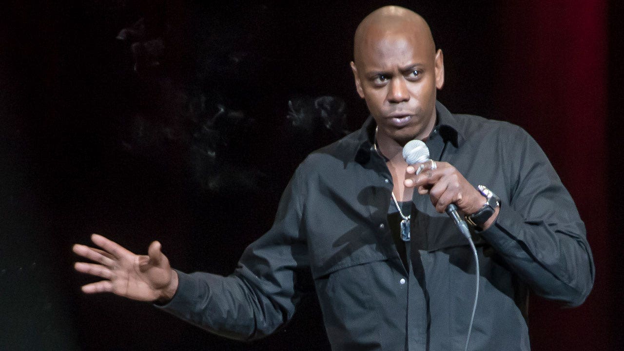Critiques déçues des blagues trans de Dave Chappelle dans le spécial Netflix : ‘Il n’a rien appris’