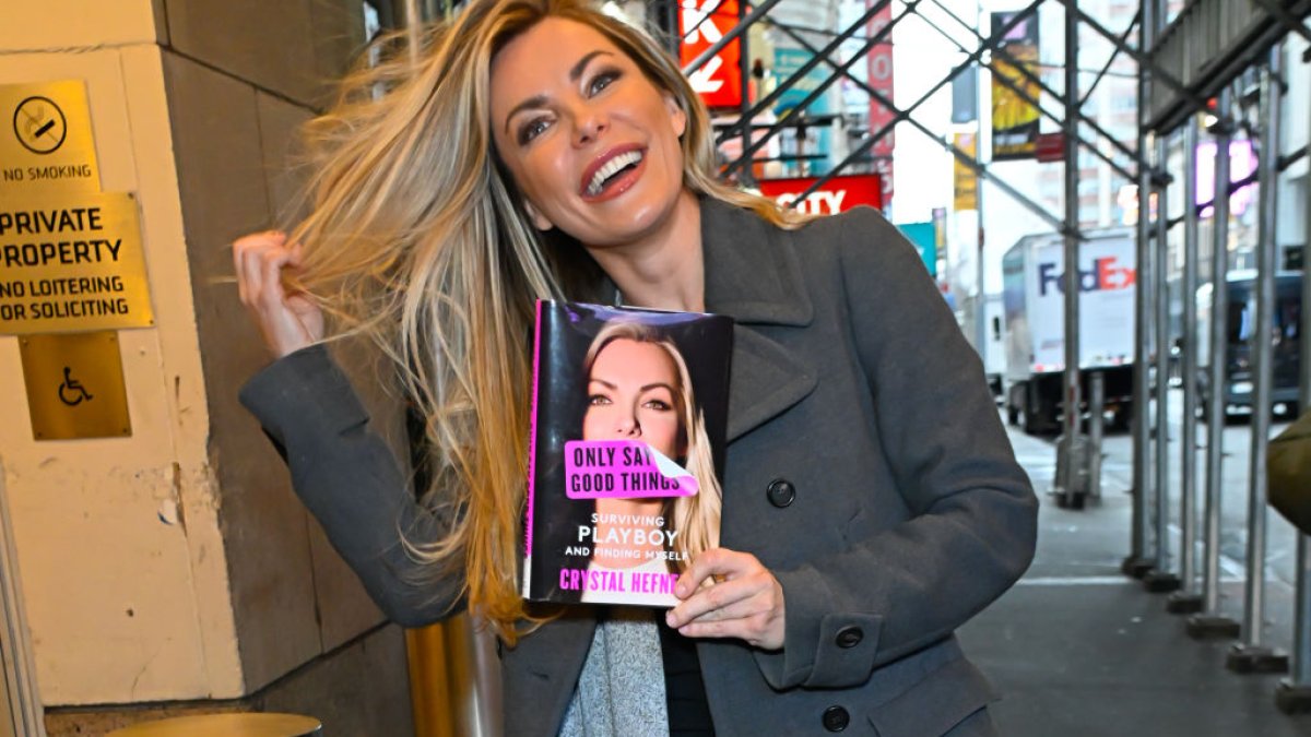 Crystal Hefner dévoile les détails de son mariage “traumatique” avec Hugh Hefner dans un nouveau livre – NBC10 Philadelphia