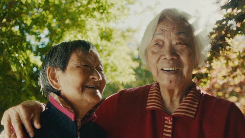 Date de sortie de Disney+ révélée pour le court métrage documentaire nominé aux Oscars “Nǎi Nai & Wài Pó”
