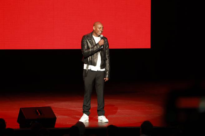 Dave Chappelle se moque de Baltimore dans le spécial Netflix “The Dreamer”