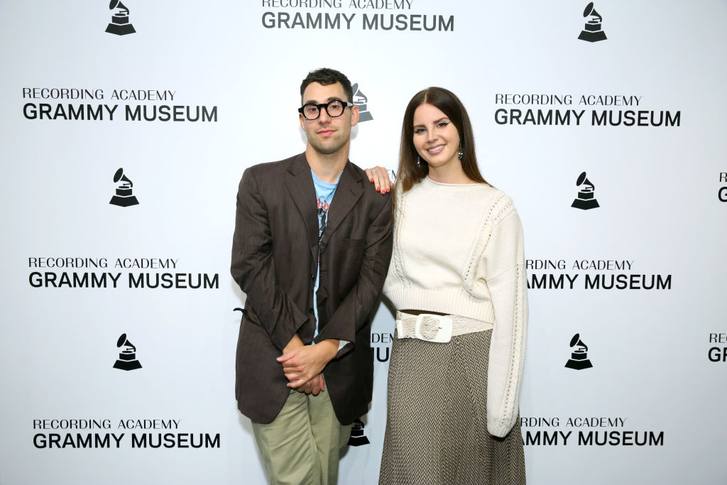Découvrez la tracklist de l’Apple TV “The New Look” : Matty Healy, Lana Del Rey et plus encore