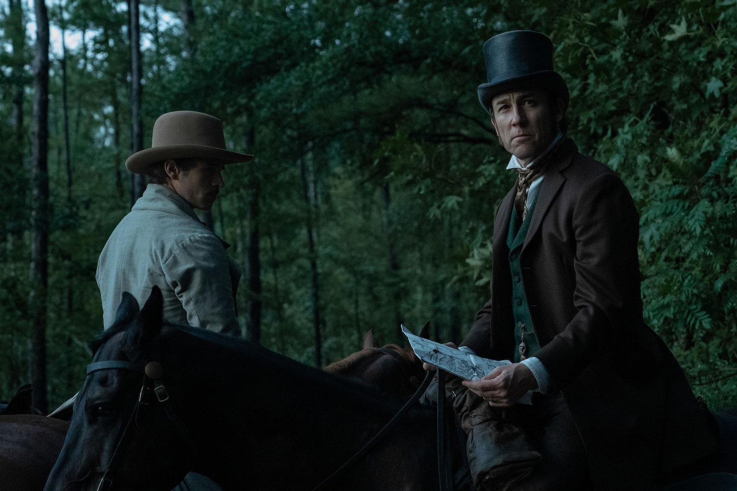 Découvrez les premières photos, la date de première, le synopsis et le casting de “Manhunt” sur Apple TV+