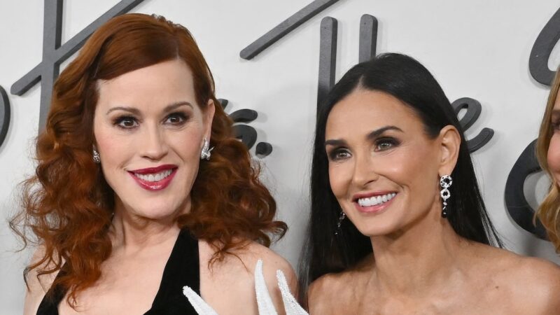 Demi Moore et Molly Ringwald plaisantent sur leur rivalité “Brat Pack” (exclusif)