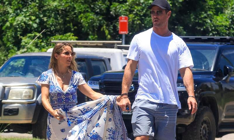 Elsa Pataky et Chris Hemsworth se tiennent par la main pour déjeuner