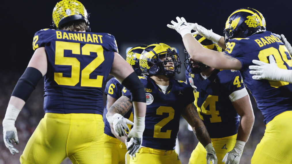 Finale du Championnat National de Football Universitaire, ‘This Is Us’ fait couler des larmes sur Netflix, ‘Antiques Roadshow’ voyage en Alaska, trinquez avec Dan Aykroyd