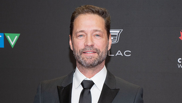 Jason Priestley révèle que Brad Pitt attend longtemps entre les douches – Hollywood Life