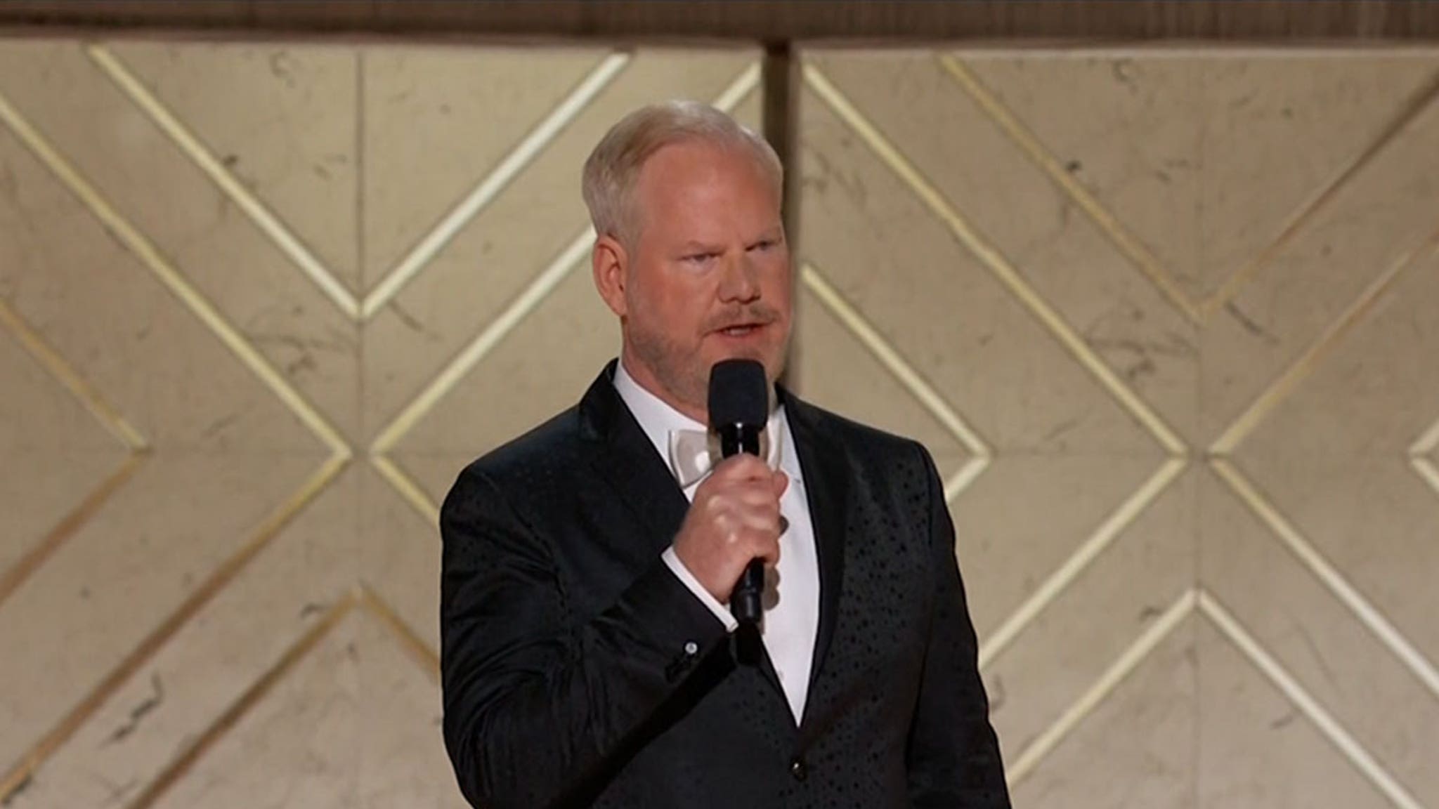 Jim Gaffigan fait une blague sur les “pédophiles” aux Golden Globes