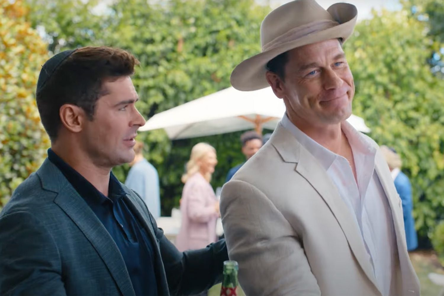 John Cena joue le faux ami de Zac Efron dans la nouvelle bande-annonce de ‘Ricky Stanicky’