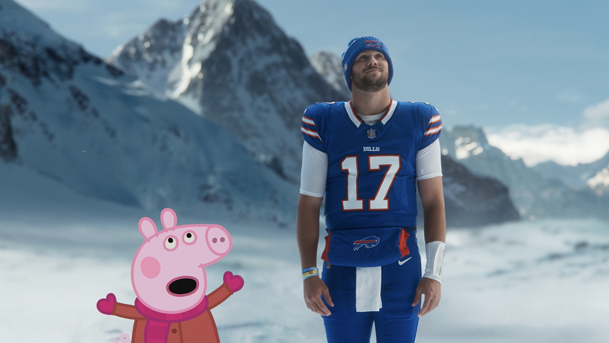 Josh Allen et Peppa Pig taquinent sans pitié un Transformers dans une publicité.