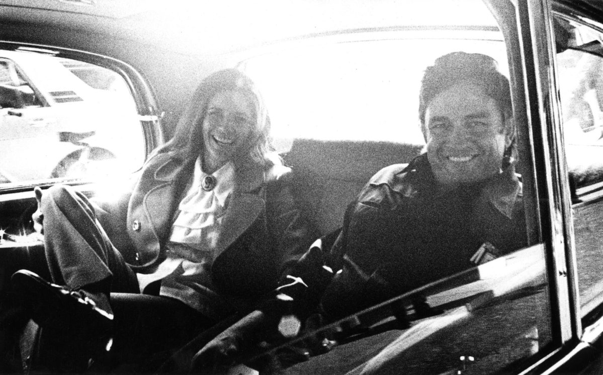 June Carter Cash raconte sa rencontre avec Johnny Cash dans le nouveau trailer du documentaire à venir “June”.