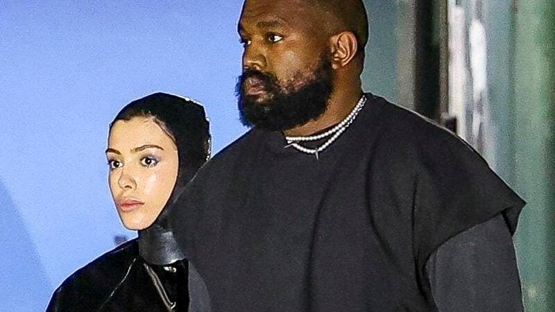 Kanye West dévoile Bianca Censori dans une vidéo en latex noir