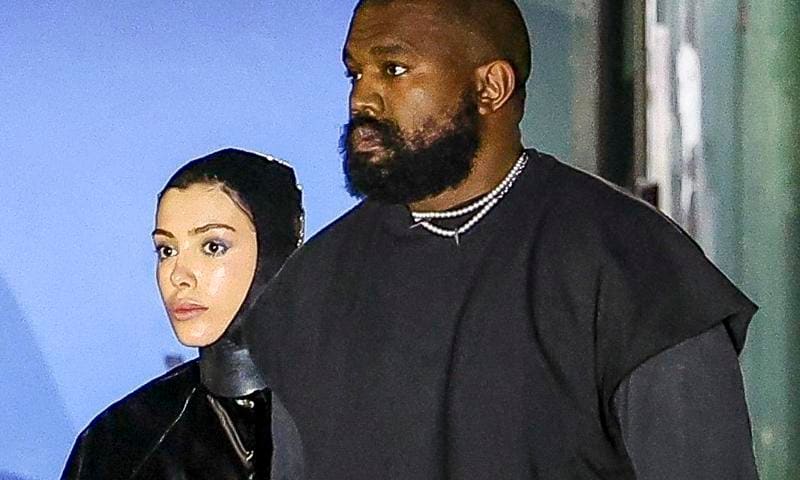 Kanye West dévoile Bianca Censori dans une vidéo en latex noir