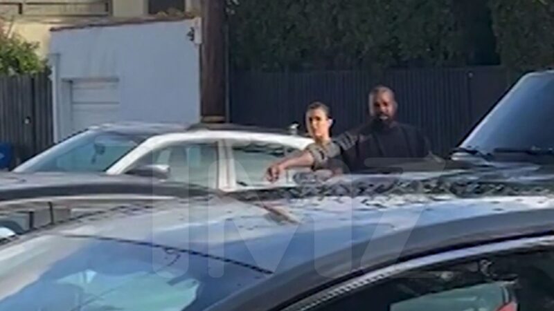 Kanye West donne des instructions aux paparazzis pour le photographier avec Bianca Censori