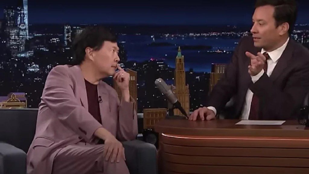 Ken Jeong encourage prudemment les fans de “Community” pour le film