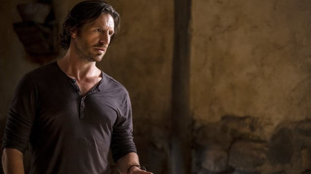 La Brea : Eoin Macken révèle l’importance des nouveaux souvenirs de Gavin et de sa relation avec Izzy, et si les fans apprécieront la fin