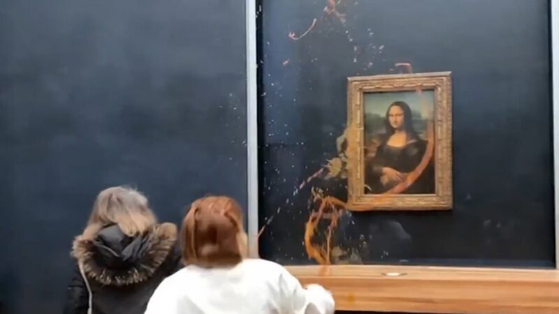 La Joconde attaquée par des protestataires au Louvre