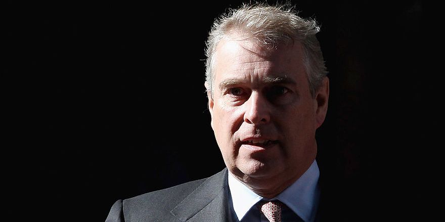 Le maintien des titres royaux du prince Andrew malgré les révélations sur l’affaire Jeffrey Epstein