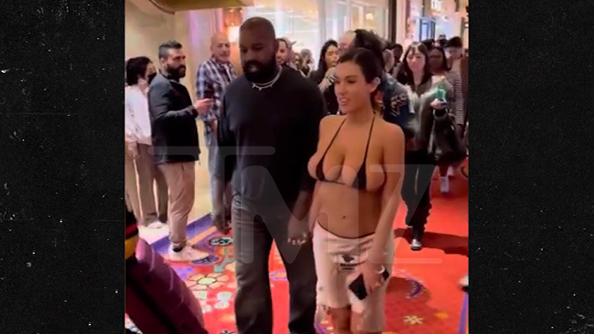 Les seins de Bianca, la femme de Kanye, exposés en maillot de bain pour son anniversaire à Vegas