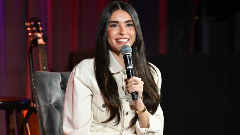 Madison Beer adopte la tendance coquette à l’événement du Grammy Museum.