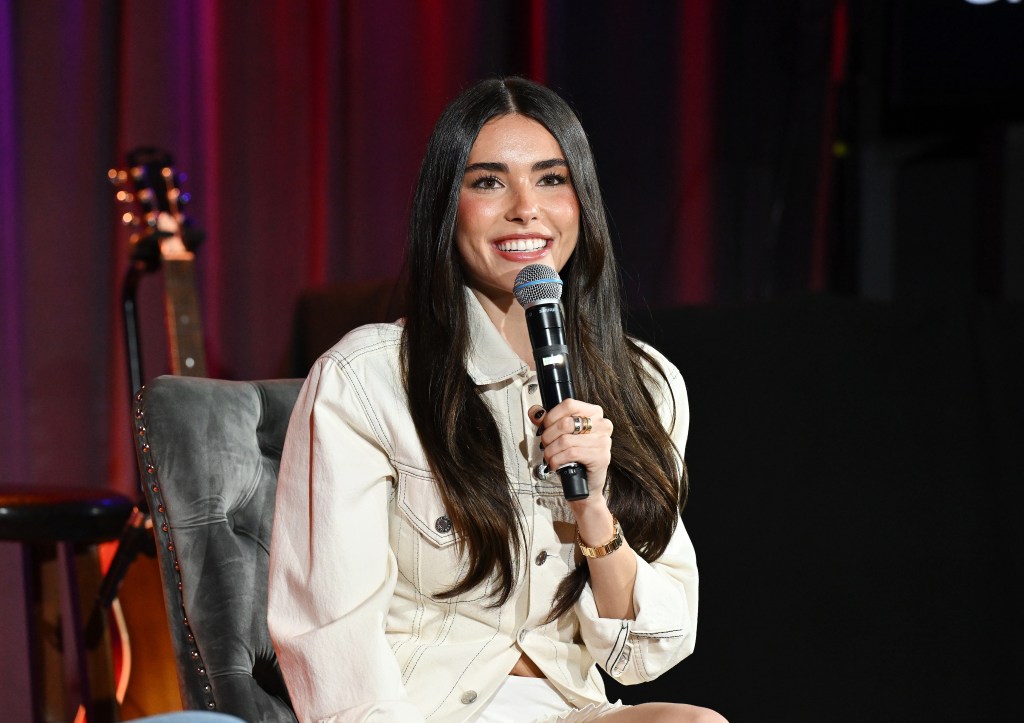 Madison Beer adopte la tendance coquette à l’événement du Grammy Museum.