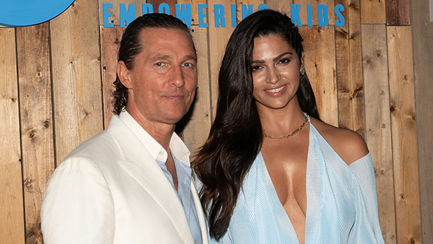 Matthew McConaughey appelle sa femme Camila “Hot Mamma” pour son 41e anniversaire – Hollywood Life