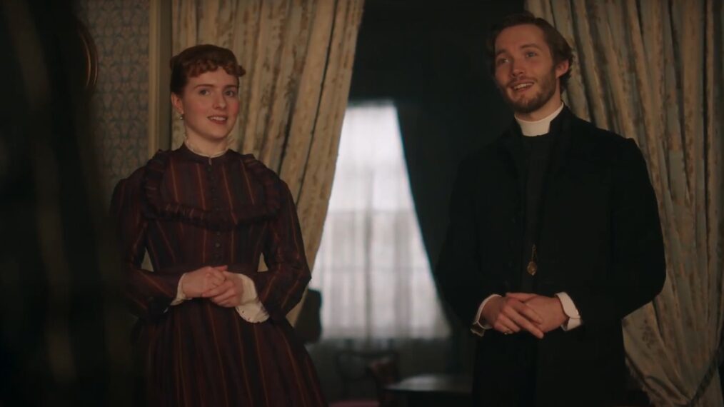 Mme Dunn joue les entremetteuses pour Emily et James (VIDÉO)