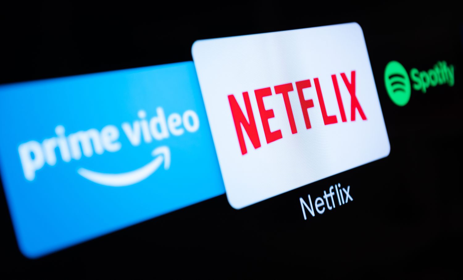 Netflix en hausse avec son plan publicitaire, Tesla en baisse avec l’augmentation des salaires des travailleurs
