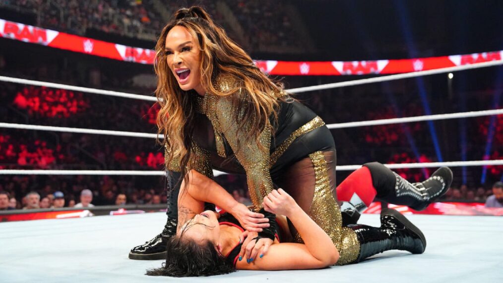 Nia Jax parle de sa rivalité avec Becky Lynch, de son cousin “The Rock” et de son retour à la WWE