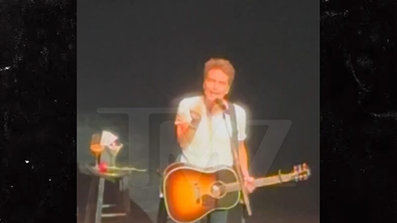 Richard Marx s’agace lors d’un concert à cause d’un fan bruyant : “Apprenez les bonnes manières”