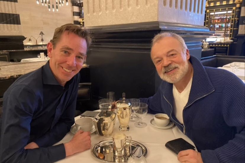 Ryan Tubridy retrouve son nouveau collègue Graham Norton à Londres – Les Irlandais en tournée