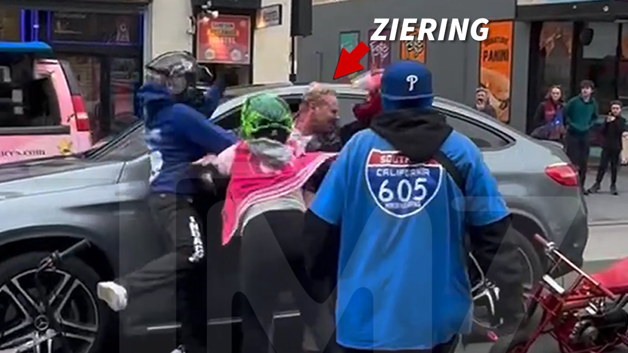 Star de ‘90210’ Ian Ziering attaqué sauvagement par des motards sur Hollywood Blvd.