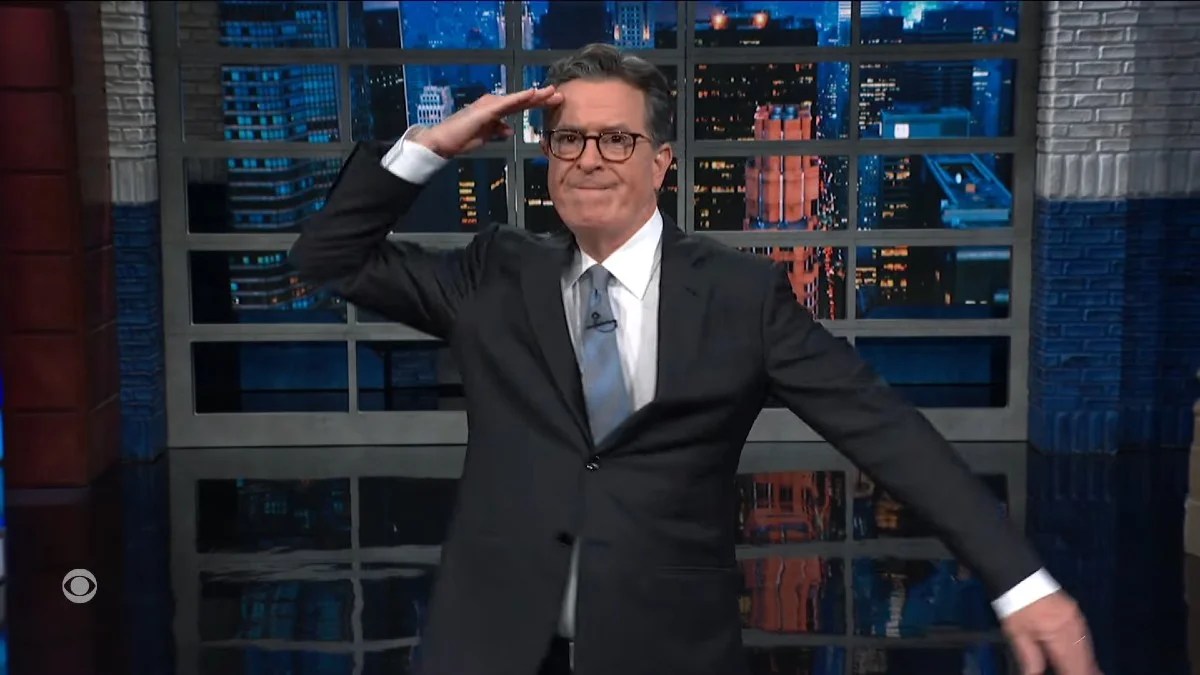 Stephen Colbert taquine le retour de Jon Stewart au ‘Daily Show’ : “Porte ton T-shirt gris le plus propre”