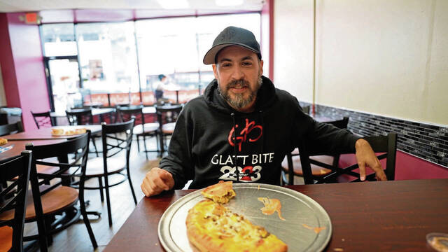 TV Talk : La série ‘Schmoozing’ de ChaiFlicks rend visite au Milky Way de Squirrel Hill