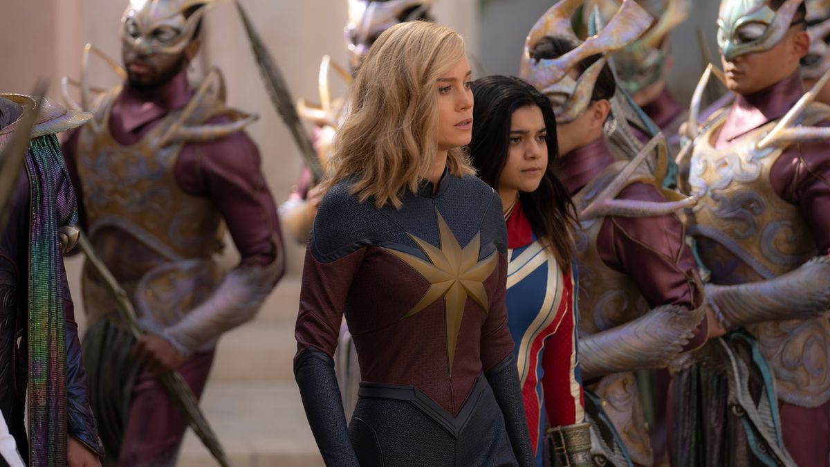 Brie Larson célèbre la sortie de “The Marvels” sur Disney+ avec des photos des coulisses, y compris un nouveau costume pour Ms. Marvel.