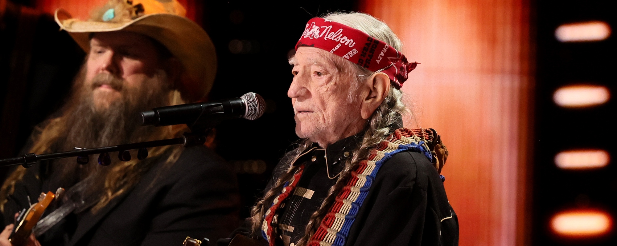 Willie Nelson appelle les votants du Rock & Roll Hall of Fame à rendre hommage à Kris Kristofferson dans son discours d’intronisation