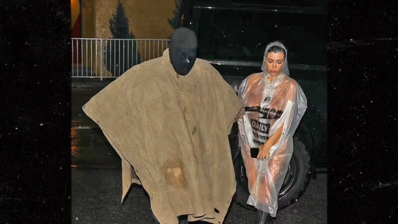 Bianca Censori se promène nue sous un imperméable transparent avec Kanye West