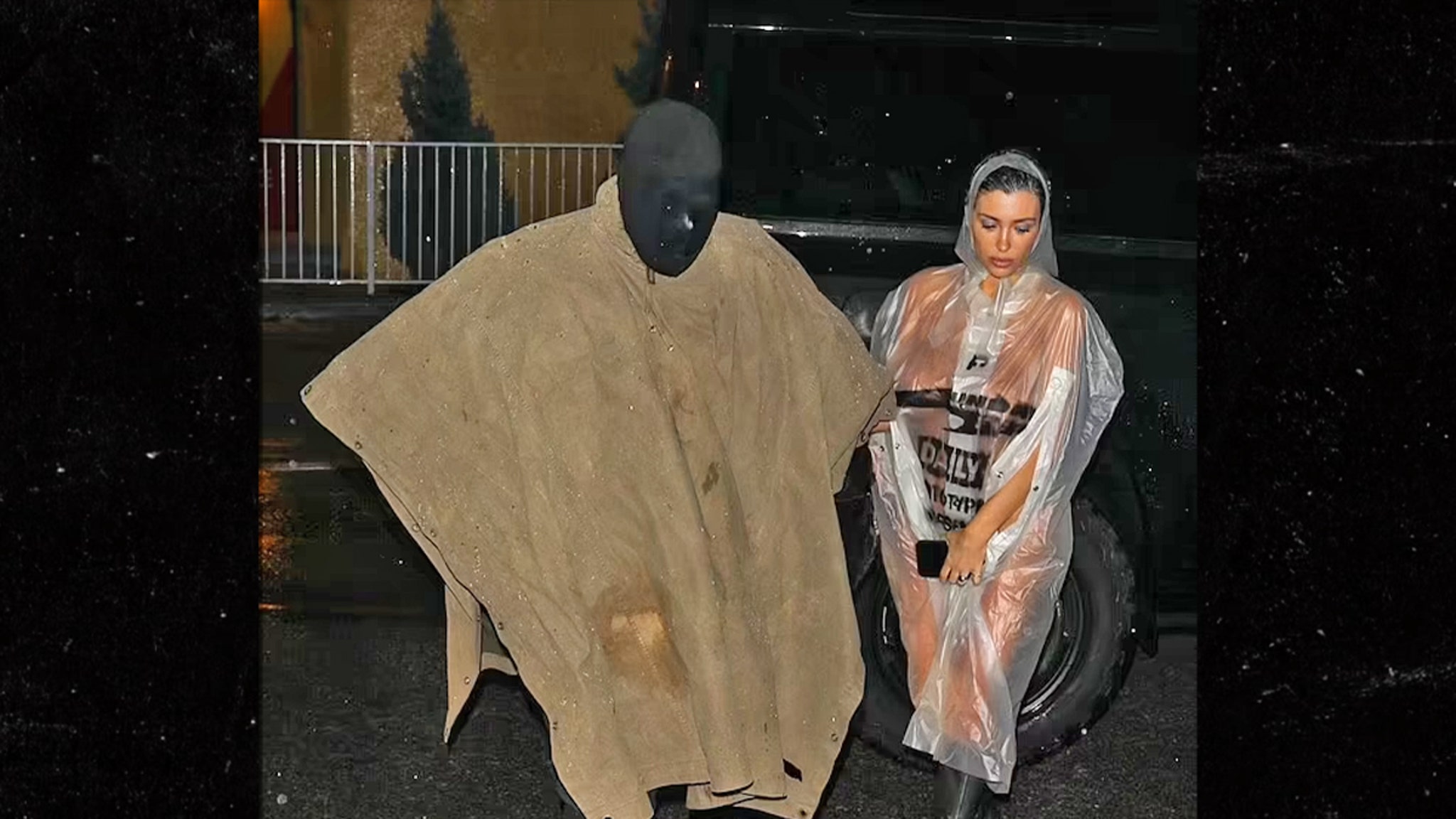 Bianca Censori se promène nue sous un imperméable transparent avec Kanye West