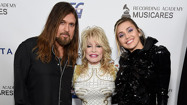 Billy Ray Cyrus pose avec Firerose et Dolly Parton dans une nouvelle photo – Hollywood Life