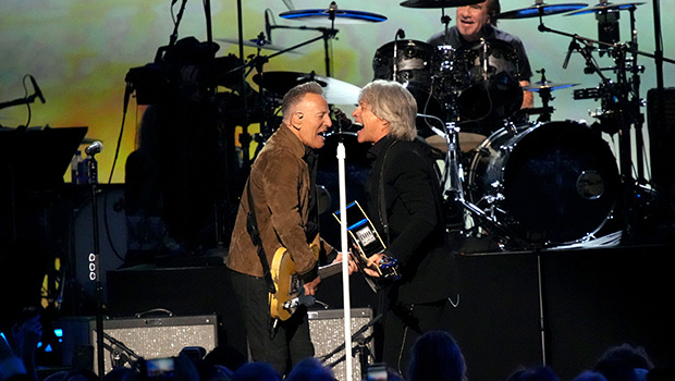 Bruce Springsteen soutient Jon Bon Jovi sur scène après la mort de sa mère – Hollywood Life