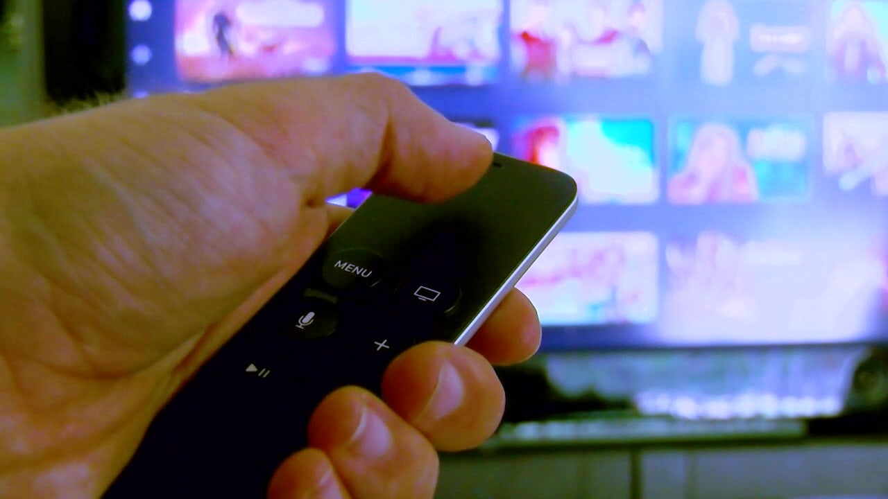 Câble vs. streaming : les téléspectateurs comparent leurs options après l’augmentation des prix de Netflix et d’autres plateformes