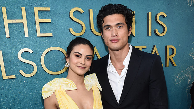 Camila Mendes avoue que travailler avec son ex Charles Melton était difficile – Hollywood Life