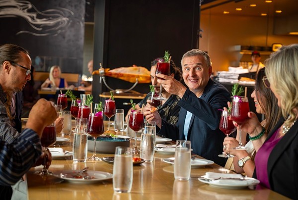 Découvrez les restaurants d’Orlando dans la nouvelle saison de “Somebody Feed Phil” sur Netflix