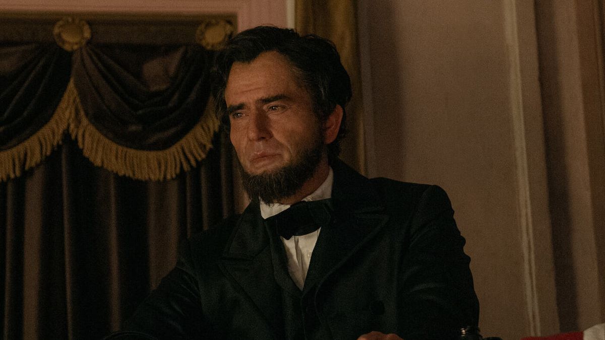 Interview exclusive : Hamish Linklater parle de son interprétation d’Abraham Lincoln dans Manhunt sur Apple TV+